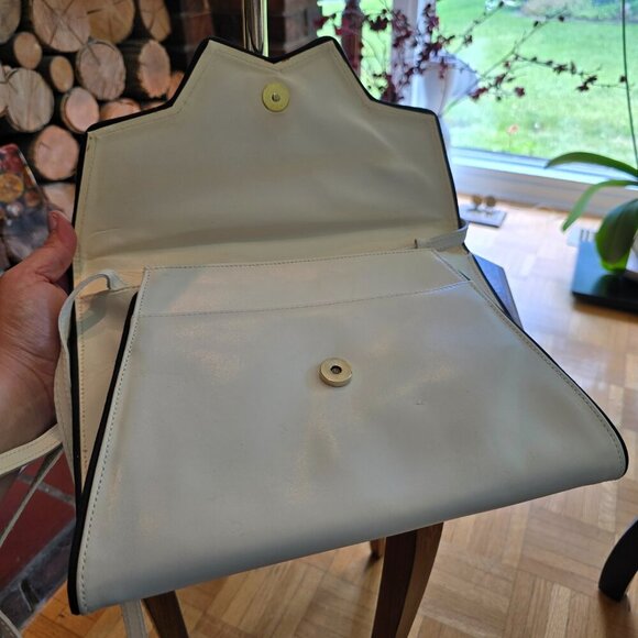 Holt Renfrew - Vintage White & Black Leather Crossbody Purse with Bow Detail - Picture 8 of 15